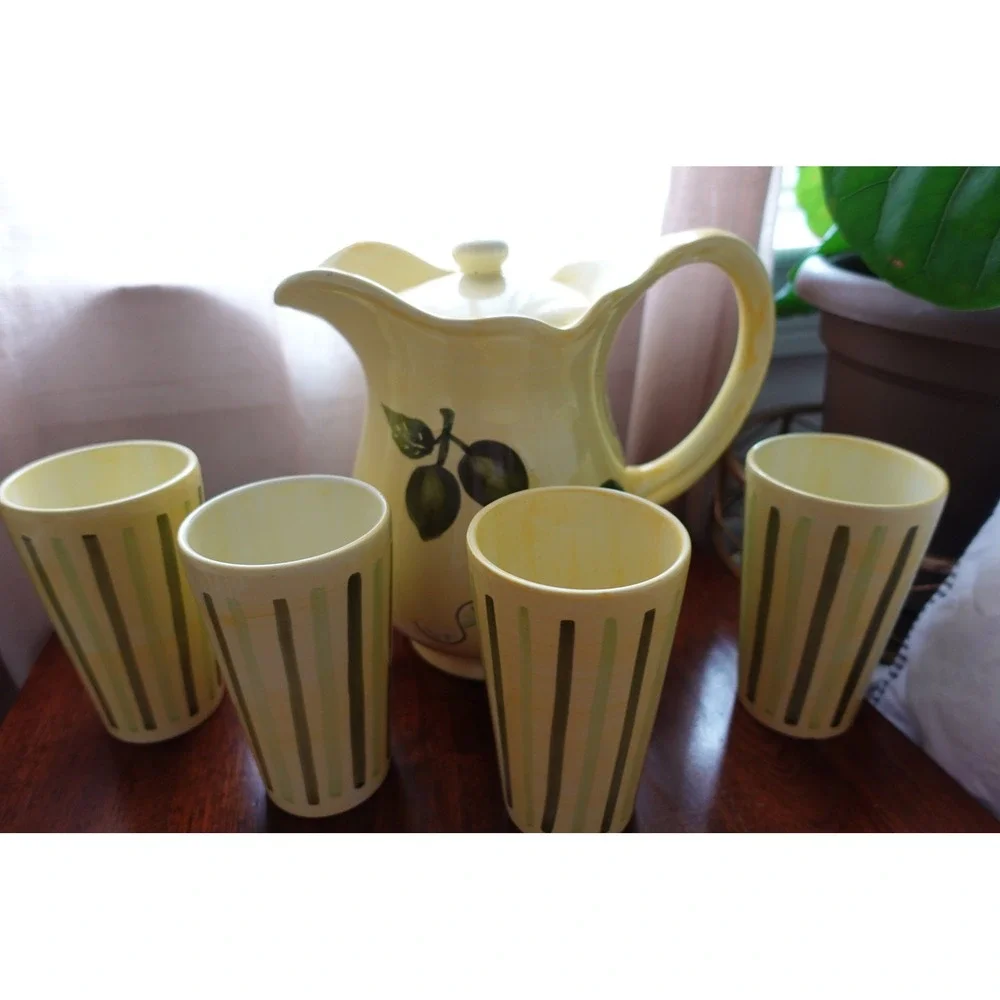 Vintage Lemonade Pitcher with Pouring lid and 4 matching tumblers‎
